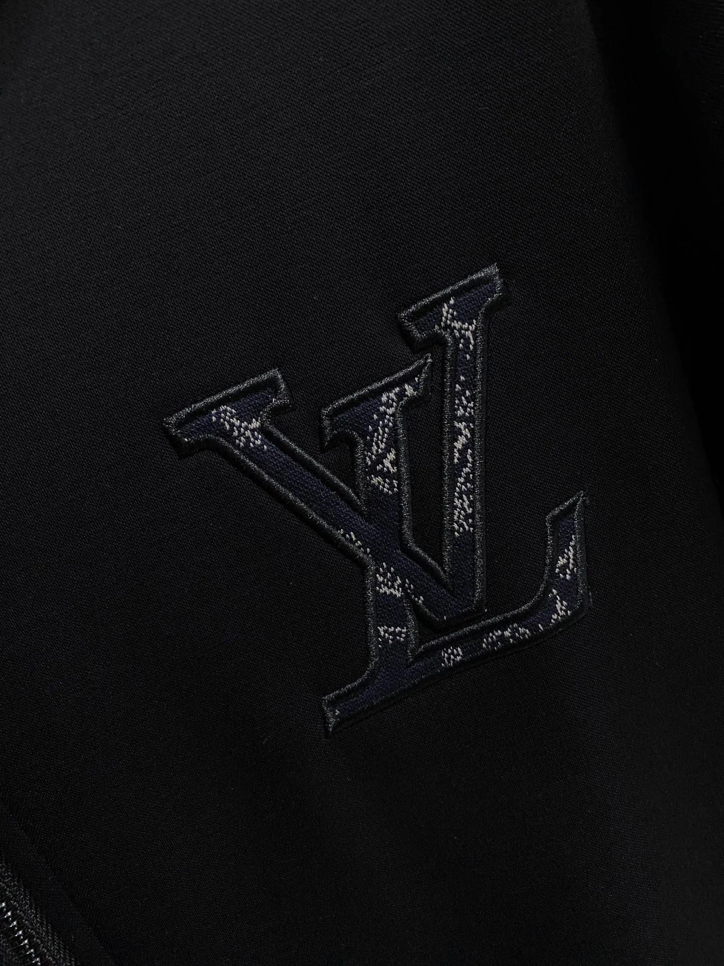 🅿️720 [LV Louis Vuitton] hot-selling suit is coming. Focus on the original version of the official website. 2025 new hot-selling cardigan and sweatshirt suit. The original order is the best. 🇭🇰The meticulous work of top designers. It has a fitting and perfect upper body effect. All-natural high-quality Tencel Roman cotton 100%, close-fitting comfort, noble and elegant! Original hardware embodies elegance and nobility! Counter size: M-3XL (maximum wear up to 190 pounds)
